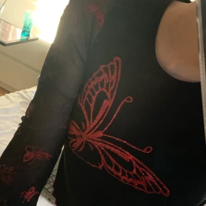 Långärmad med glitterfjärilar  - Skitsnygg, storlek 140 men sitter som ja vill och jag är en S ❤️ köparen står för frakt