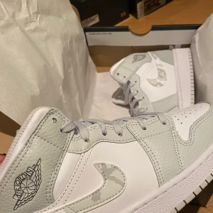 Nike Air Jordans White Camo i flera storlekar  - WTS DSWT - Äkta såklart, kvitto finns                                                                       Lows - 36,5  40    BIN 1900 BUD 1500                                Mids - 36  36,5  37,5  41  BIN 2000 BUD 1600              Köparen står för frakt  /meetup Stockholm.                                Bud 1600 på Mids strl 36