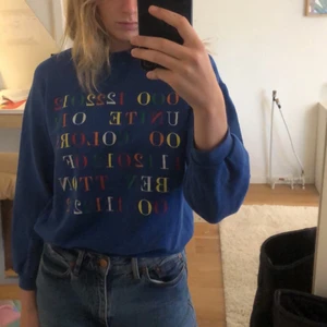 Okänt märke storlek S sweatshirt - Skit cool tröja från något okänt märke då lappen är bortklippt:) används inte så mycket och därför till salu och frakt tillkommer👍🏼 man ser även att den är lite kort i ärmarna på mig så passar absolut XS också