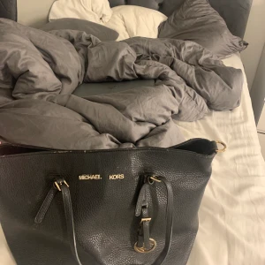 Väska  - Använd och ganska sliten vill bara bli av med varav så billigt pris, svart skinn väska från Michael kors. Pris går att diskutera.