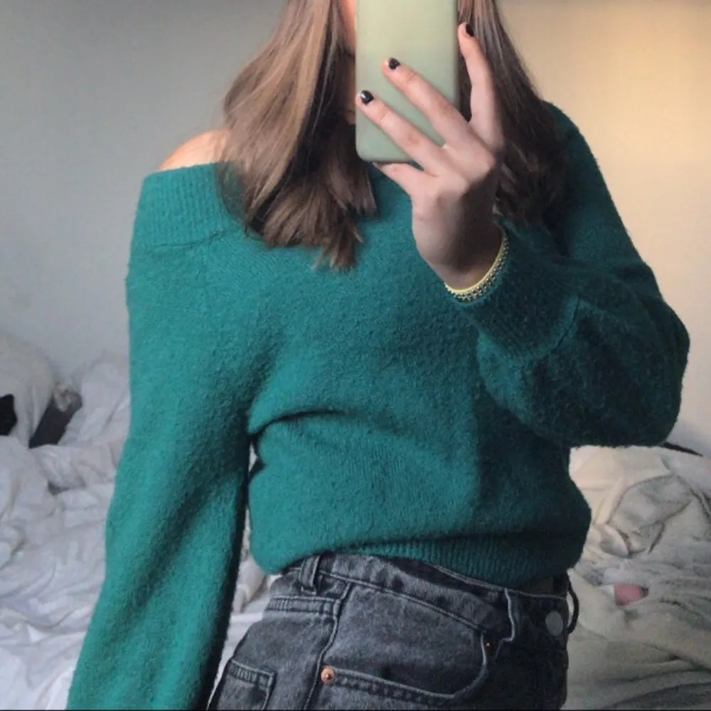 En tröja som man kan ha på lite olika sätt, en fin grön färg och den sticks inte alls💚💚 resår vid alla öppningar, säljs då jag knappt använt den. Stickat.