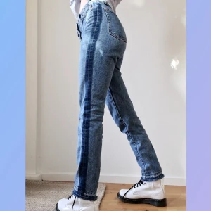 Vintage momjeans - Momjeans från hm. De är väl använda men fortfarande i väldigt fint skick, endast slitna vid anklarna. Jag är 172cm. 59kr i frakt (spårbart). Bara att skriva vid frågor!