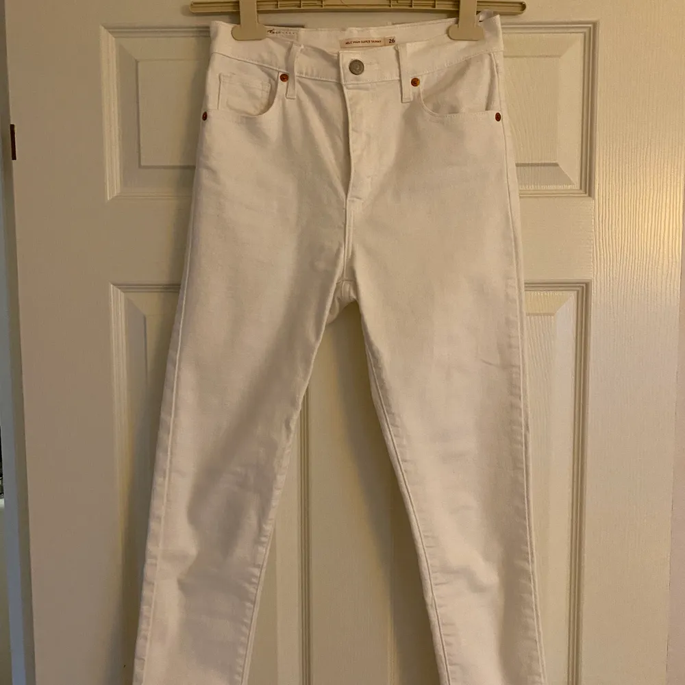 Vita super skinny jeans från Levis. Vädligt bra skick använt några gånger. Fraktkostnad tillkommer. Jeans & Byxor.