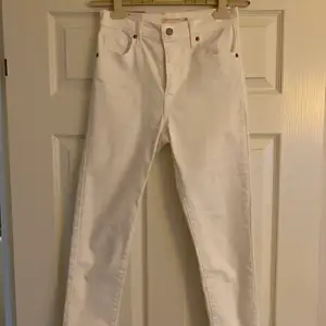 Vita super skinny jeans från Levis. Vädligt bra skick använt några gånger. Fraktkostnad tillkommer