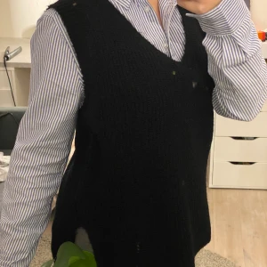Svart väst - Säljer helt ny stickad väst från only. Lapp kvar så aldrig använd. Fin till både t-shirt och skjorta🤎