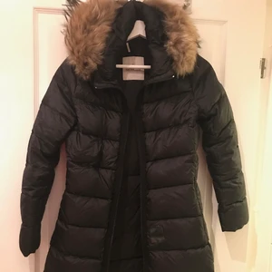 Moncler jacka - Svart dunjacka med avtagbar pälskrage från Moncler. Den är i barnstorlek 152cm och har slitningar på arm och midja till följd av vinteraktiviteter, därav priset. Nypris ca 10 000. Inköpt på Saks Fifth Avenue i New York. OBS! Jag har burit denna när jag var drygt 160cm lång. Nu är jag 165 och den är lite kort i armarna men man kan lämna in hos skräddare och sy muddar för typ 200kr om man vill. Är också ganska bredaxlad så lite lite tajt. 