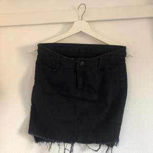 Black denim mini skirt, fits more like a M/L, great condition