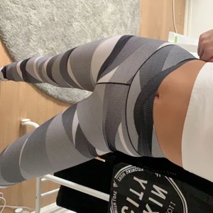 Träningsbyxor från adidas  - Jätte fina men kommer tyvärr inte till användning längre, jätte skönt material och fin passform!! Storlek Xs men passar mig som har S