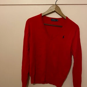 Ralph lauren tröja, v- ringad  - Super snygg Ralph lauren tröja, v- ringad. Inköpt i USA, använd max 4 gånger. Passar S-M. Kan frakta (köparen står för frakten).