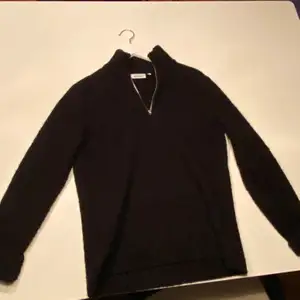 Jätte skön weekday stickad tröja i svart. Behöver ny ägare. Köpt på weekday för 549kr. Den har inga tecken på användning. Skriv för fler bilder vid intresse och köparen står för frakten!👕👔