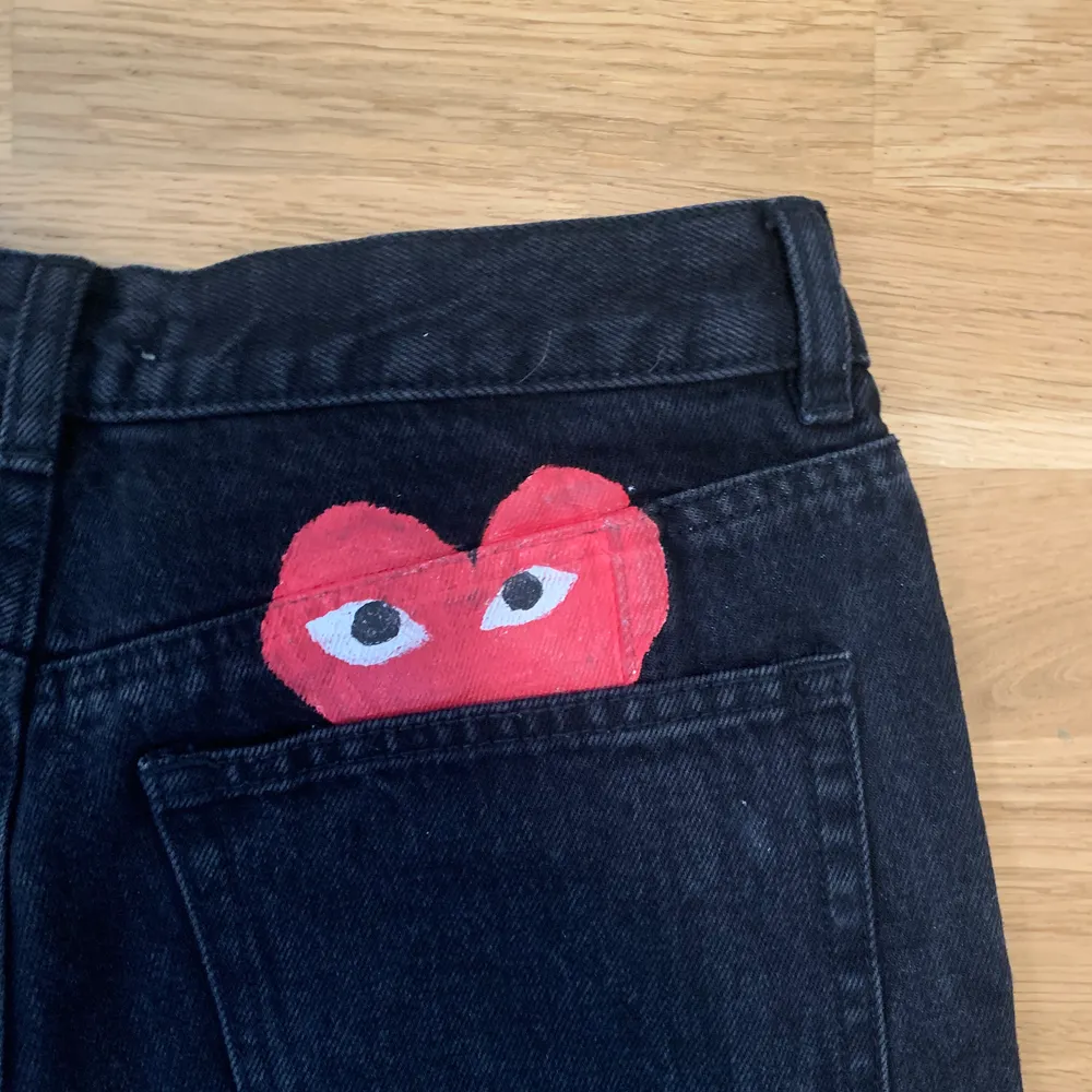 Säljer dessa jeans med hjärtan på fickorna! Köpta från ett konto på instagram för 399kr! Köpare står för frakt! Stl 36😊💞. Jeans & Byxor.