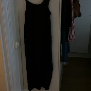  - Maxiklänning från weekday. Nypris 599