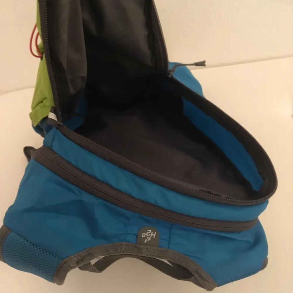En sportig ryggsäck med bra fack och skydd för regn. . Väskor.