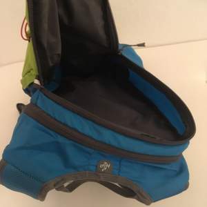 En sportig ryggsäck med bra fack och skydd för regn. 