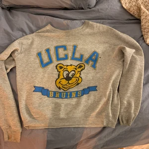 UCLA college tröja - Väl använd men ej sliten college tröja! Strl M/L. Mkt skön 