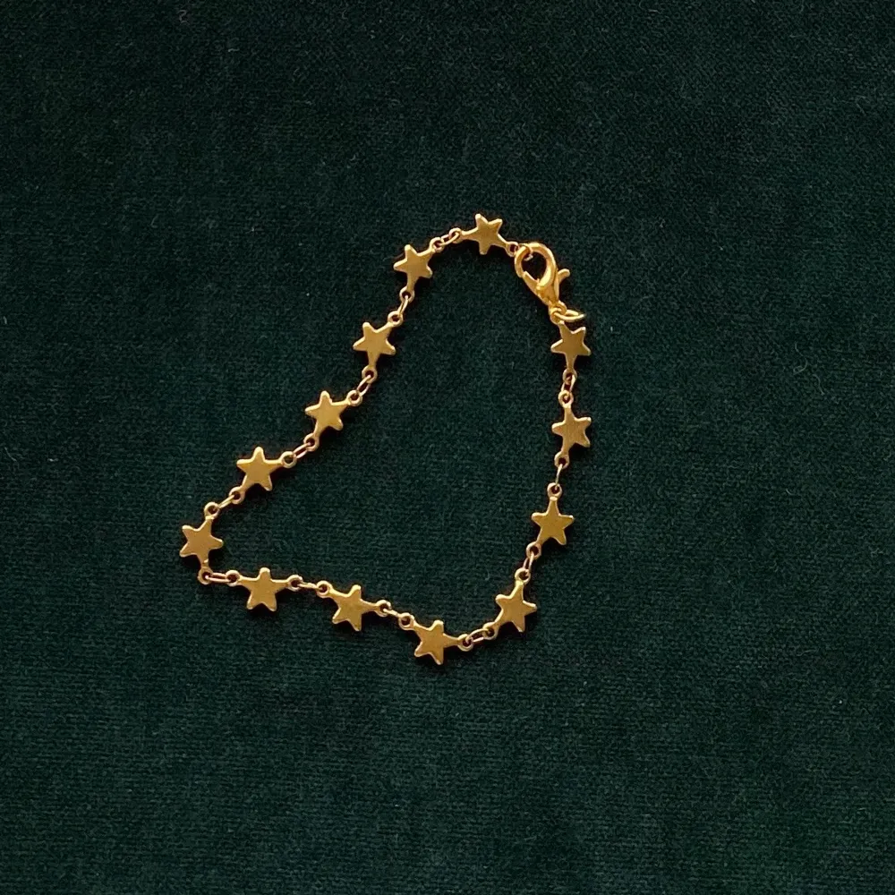 Handgjort armband i guld <33 Stilrent med stjärnor💞 Frakt 11kr💜 Fler smycken på insta @sthlm.jewelry💘💘. Accessoarer.