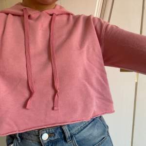 Rosa croppad hoodie 💞                                                        Har endast använt ett fåtal gånger så är i bra skick!      Tveka inte på att skriva om det är något du undrar över.  Kolla min sida för liknande plagg 🤍 