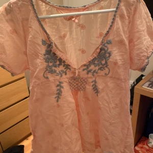 Odd Molly blus - Jättesöt ljusrosa blus med blåa detaljer från Odd molly🥰