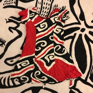 Sommarklänning  - Kort sommarklänning med midjeband! Snyggt mönster. Vore så snygg med ett par kängor. Köparen betalar frakt! Tar Swish 