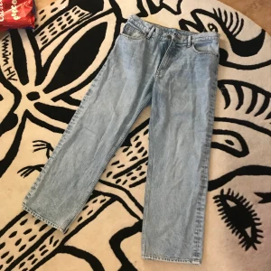 Stentvättade jeans - Raka momjeans i ljust jeanstyg. 400 inköpspris Aldrig använda! Köparen betalar frakt! Tar Swish 