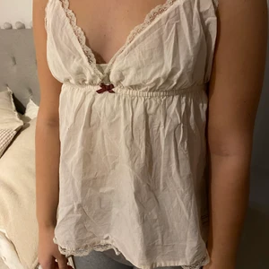 Odd molly-blus - Jag säljer mitt oddmolly linne. Den är i fint skick. Storlek 3 som motsvarar L. Hör av er för frågor. Frakt tillkommer 🌸