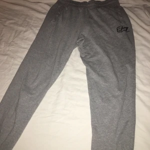 EA7 mjukisbyxor - Köpta på johnells för 1 år sen typ, bra kvalitet, äkthets bevis skickas i chatt😃 Storlek M! 280kr nypris 1000kr ish! Byten kan vara intressant 
