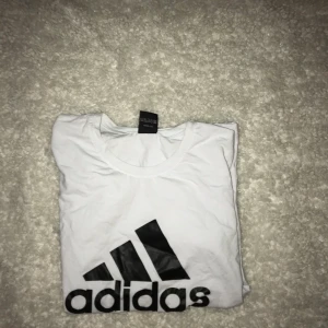 Adidas T-shirt  - Aldrig använd 