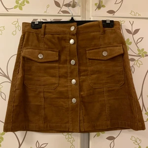 Manchesterkjol från Stradivarius -  Brun manchesterkjol från stradivarius! Jättefin att ha på hösten! Aldrig använd pga för stor så den är i väldig bra skick. Storlek 38 men jag tycker definitivt att den är mer som 40.