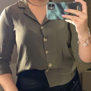 Tropp i stl 38 - Militärgrön tröja med knappar från only, använd fåtal gånger💚💚frakt tillkommer!