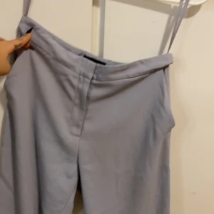 Kostymbyxor  - Jätte fin kostymbyxa med smutsig blå/ baby blå kombination. Vågor vid benen.