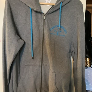 Peak performance  - Min snygga huvud tröja peak performance använd då och då, rent hemma... säljer pga storlek passar inte för mig längre 