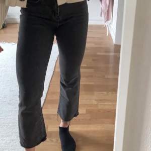 Svart/grå cropped flare jeans i strl 36 från Gina tricot. Möts upp eller så står köparen för frakten