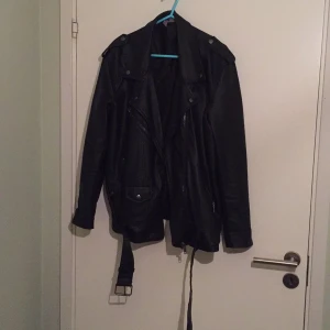  - Svart matt oversized fejk skinnjacka med snygga detaljer från HM. Passar en 36 likväl en 38. Jackan är inköpt i somras och i väldigt bra skick. Fungerar utmärkt med en tjocktröja under. Nypris 599kr.

Frakt 75kr.