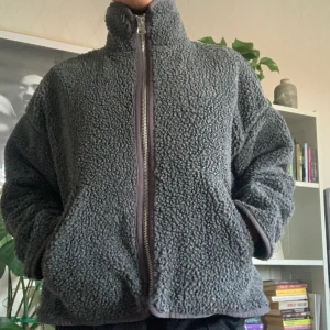 Weekday Fleece - Mysig grå höstfleece från weekday! 