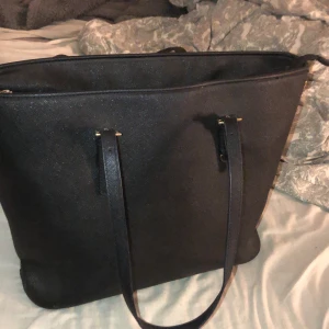 Väska  - En helt vanlig väska som jag inte använder längre. Bra skick med många förvarings fack i väskan😇