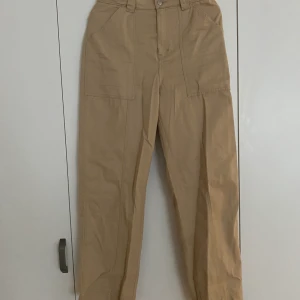 Vida byxor från Weekday  - Jättesnygga byxor från Weekday, dessvärre är de för små för mig, storlek 36, det är normala i storleken. Använda Max 5 gånger. Köpta i våras för 499kr, pris kan diskuteras och köparen står för frakten😊