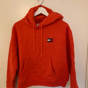 Tommy Hilfiger hoodie strlk M - Supersnygg Tommy Jeans hoodie med damstorlek M