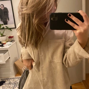 manchester skjorta  - Beige Skjorta ifrån Zara. Fint skick!