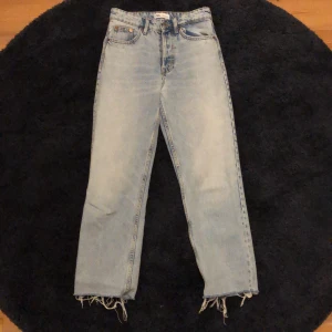 Zara jeans - Säljer dessa ljusblåa Zara jeans för att jag tycker att dem blivit för korta för mig. Super sköna i nytt skick. 