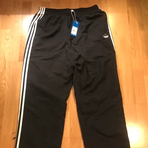 Adidas svarta trackpants size L - Helt oanvända med lappen kvar. 700 nypris 