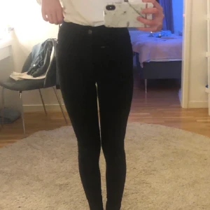 Svarta skinnyjeans  - Ett par svarta basic skinnyjeans från Gina Tricot