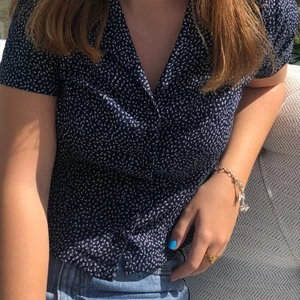 T-shirt skjorta  - En kortärmad skjorta köpt second hand💜 super gullig 