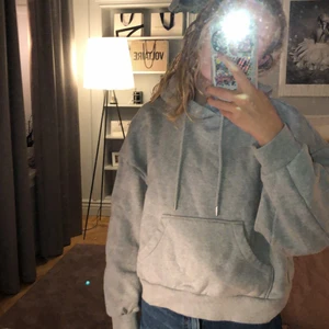 Grå Hoodie - Super snygg hoodie använd typ 1 gång. Kan mötas upp I stockholm!