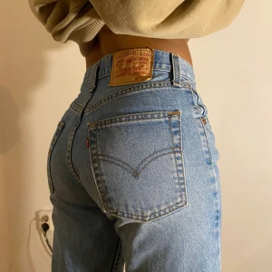 Secondhand Levis Jeans  - 521 Levis Jeans (W29 L32) men skulle mer säga att Waist är 26✨ Frakt ingår inte. Om köparen vill ha plagget fraktat rekommenderar jag spårbar frakt, men en får själv stå för kostnaden!! HÖGSTA bud just nu 420kr
