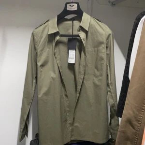 Skjorta i nyskick S - Mörkgrön skjorta som aldrig använts pga fel storlek och det gick ej att lämna tillbaka. Ordinare pris 699kr men nypris 350kr