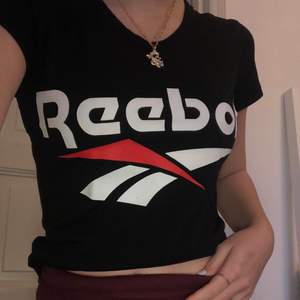En t-shirt från Reebok, den är i mycket bra skick men lappen har blivit lite utsliten så kan tyvärr inte säga exakta storleken, men passar mig som är en XS/S💓