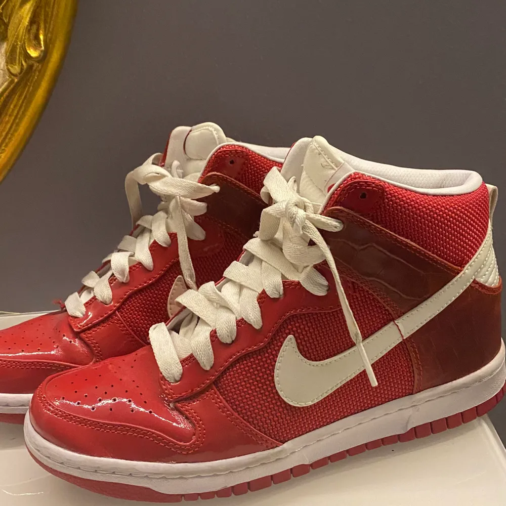 As balla Nike zoom som liknar Jordans! Dom är i en jätte cool röd färg med olika texturer! Köpta här på Plick men har ej fått nån andvändning av dom eftersom dom var förstora för mig! Frakten är inräknad i priset✨. Skor.