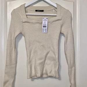 Gina tröja - Sitter väldigt snyggt. Dock inte min stil. Aldrig använd endast testad. Storlek S. Litet hål vid armhålan. 