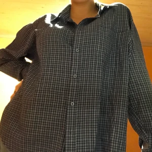 Blårutig skjorta - Fett skön och snygg👍🏼💙 men’s XL men tycker den sitter fint på mig som brukar ha S i det mesta) går att ha till typ allt! Framficka på höger bröst som inte syns på bild👌🏼