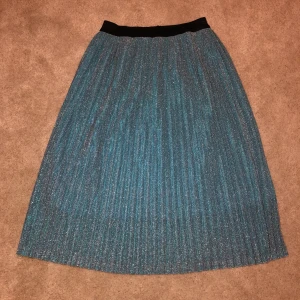 Lång glitterkjol  - Säljer denna blåa långa glitterkjolen från Vero Moda som jag köpte förra sommaren! Använd endast en gång då jag inte tycker att jag passar i denhär modellen på kjolar (därför i bra skick!). Köpt för ca 500kr men säljer nu för 50kr + eventuell frakt (kan mötas i Stockholm) 🌟🌟 Jag är ca 170 cm! 